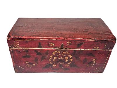 Ancien coffre chinois en bois rouge à motif floral Ancien coffre chinois en bois rouge à motif floral