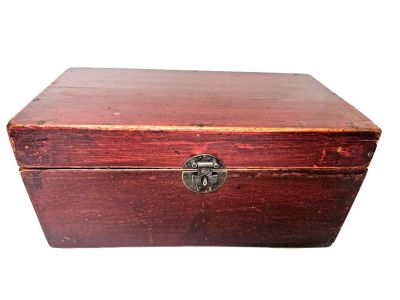 Ancien Coffre Chinois en Bois Rouge Patiné avec Fermoir en Laiton Ancien Coffre Chinois en Bois Rouge Patiné avec Fermoir en Laiton