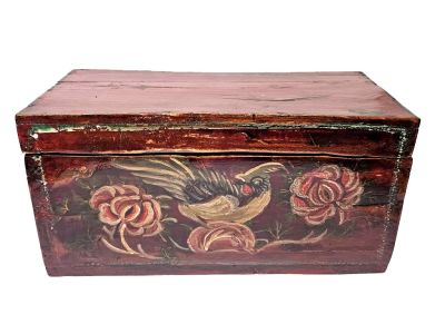 Ancien coffre chinois en bois rouge peint d’un oiseau de paradis et de chrysanthèmes Ancien coffre chinois en bois rouge peint d’un oiseau de paradis et de chrysanthèmes