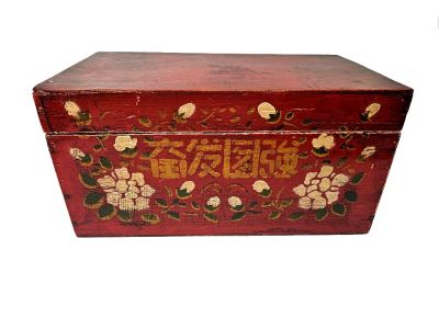 Ancien coffre chinois en bois rouge à fleurs blanches et idéogrammes dorés Ancien coffre chinois en bois rouge à fleurs blanches et idéogrammes dorés