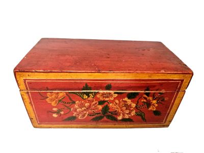 Ancien Coffre Chinois en Bois Rouge et Jaune à Fleurs Ancien Coffre Chinois en Bois Rouge et Jaune à Fleurs