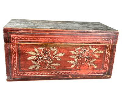 Alte rote Holztruhe – traditionelle chinesische Blumen