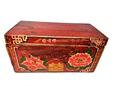 Ancien coffre chinois en bois rouge peint à pivoines et symbole du bonheur Ancien coffre chinois en bois rouge peint à pivoines et symbole du bonheur