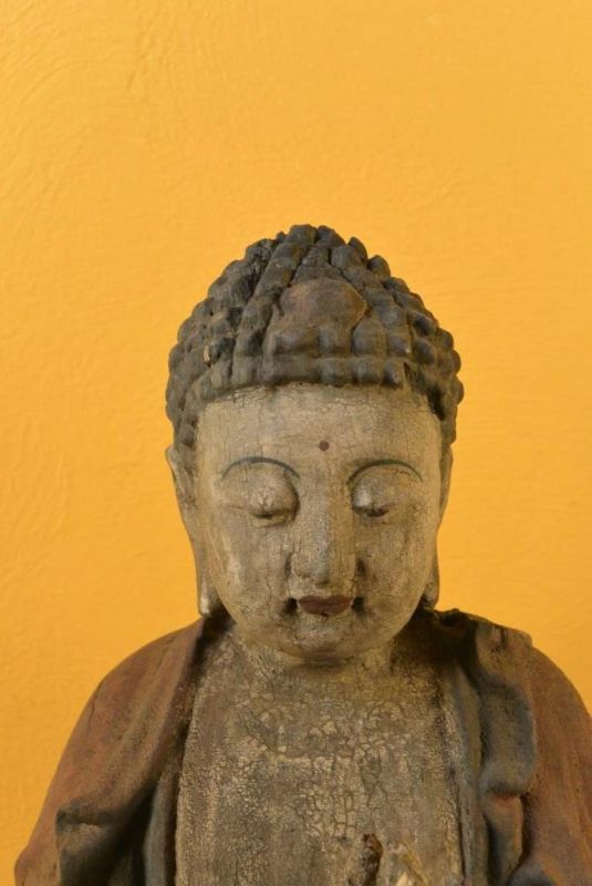 Asiatische Holzstatue Buddha im Gebet 2