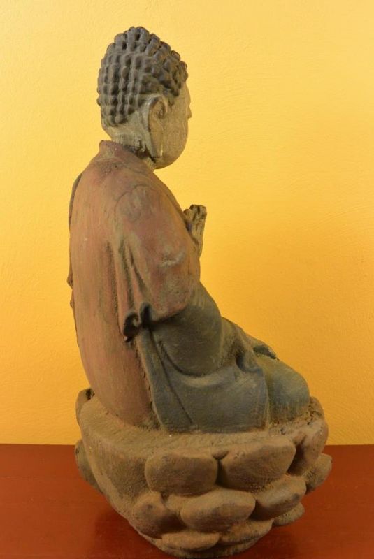 Asiatische Holzstatue Buddha im Gebet 4