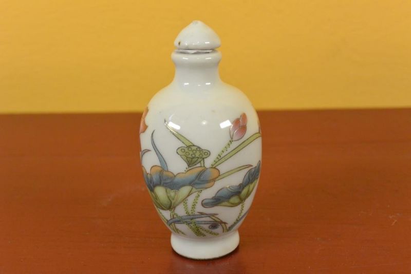 Chinesische Porzellan Schnupftabakflasche Blumen und Libelle 2