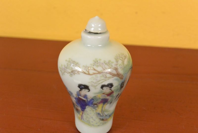 Chinesische Porzellan Schnupftabakflasche Hofdame 2 3