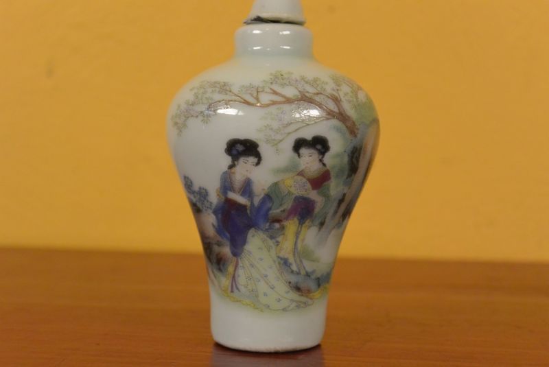 Chinesische Porzellan Schnupftabakflasche Hofdame 2 4