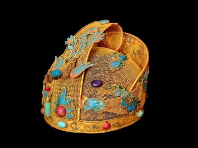 Coiffe Théâtrale Impériale de l’Empereur Qing en Filigrane Doré et Émaux Turquoises Coiffe Théâtrale Impériale de l’Empereur Qing en Filigrane Doré et Émaux Turquoises