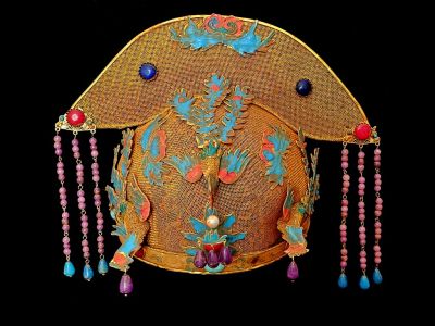 Coiffe Théâtrale Impériale Qing aux Émaux Turquoises et Pampilles Rose‑Violet Coiffe Théâtrale Impériale Qing aux Émaux Turquoises et Pampilles Rose‑Violet