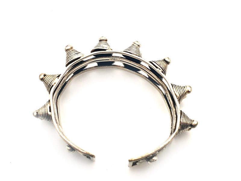 Modernes Armband mit 2 Reihen Spikes 2