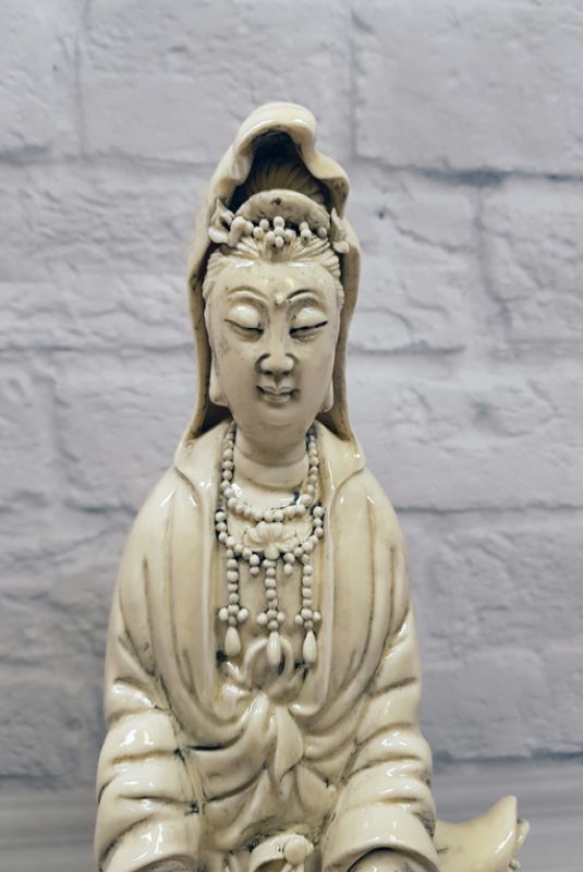 Weiße chinesische Statue - Porzellan Dehua - Göttin, die mit ihrem Korb steht 3