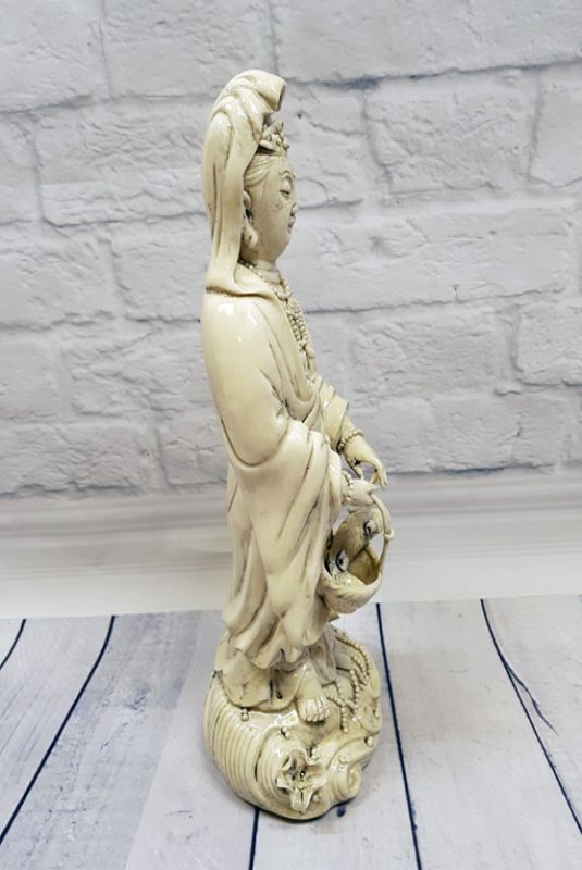 Weiße chinesische Statue - Porzellan Dehua - Göttin, die mit ihrem Korb steht 4